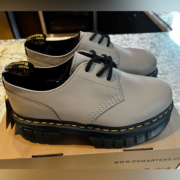 NEW Dr. Martens AUDRICK  LEATHER PLATFORM SHOES In VINTAGE TAUPE, Size 8 or 9 - Picture 7 of 15